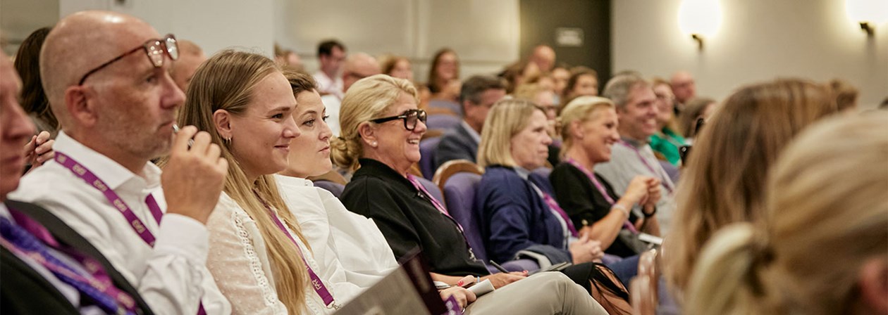 Personer i publik på konferens